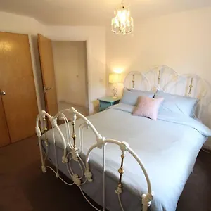  Holiday home 3 Bedroom Flat 10 Mins Walk To Bay And Center Free Parking United Kingdom