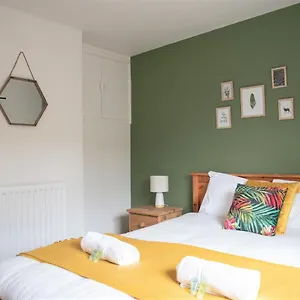 Holiday home Cottenham - Centre With Free Private Parking 2 Toilets 4 Bedroom Sleeps 8, Newcastle upon Tyne