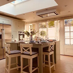  Apartment The Midsummer Common - Modern & Spacious 2bdr House With Garden United Kingdom