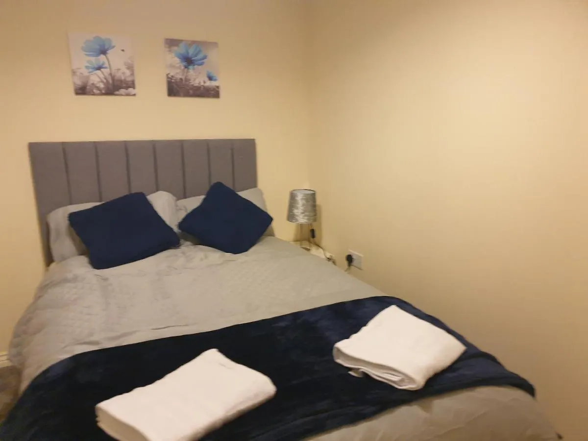 Cheerful 4 Bedroom Townhouse With Free Parking Newcastle upon Tyne 0*,