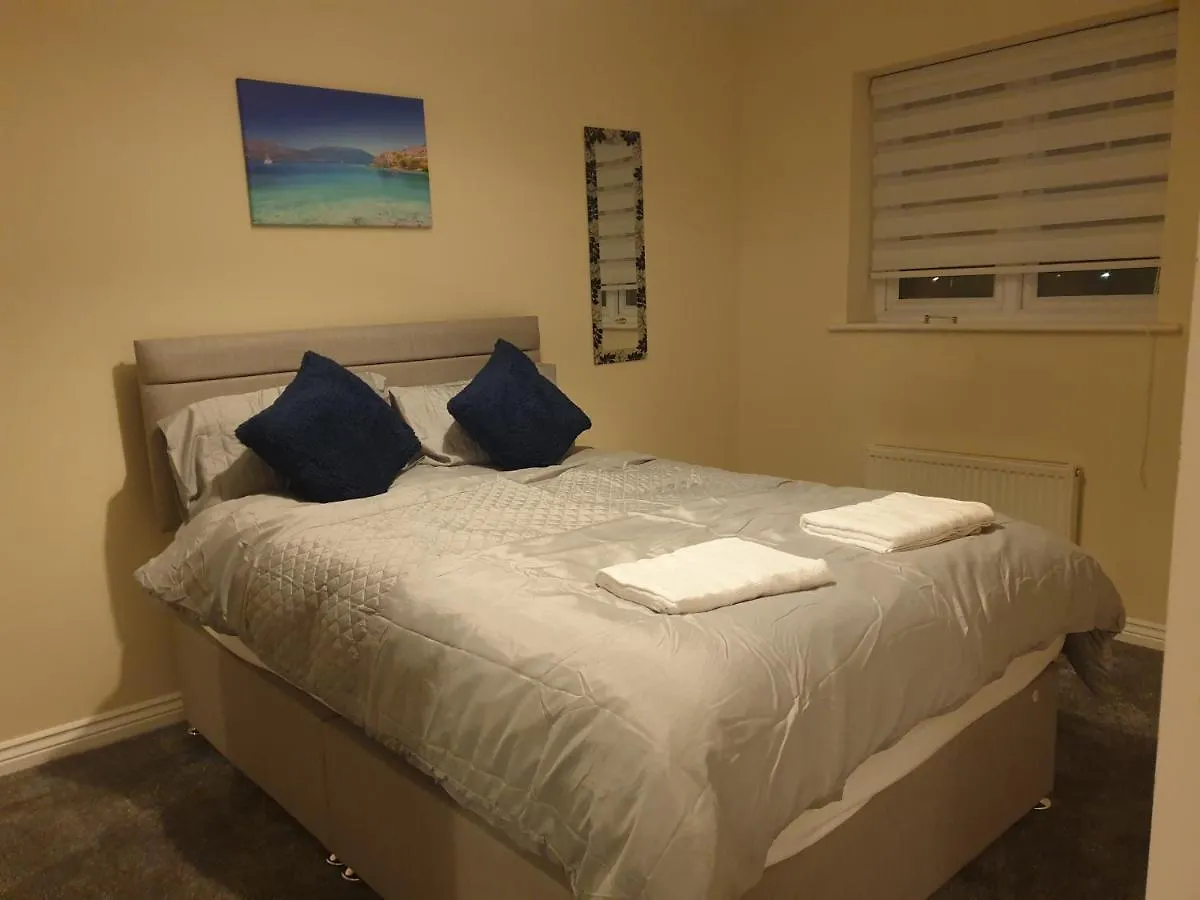 Cheerful 4 Bedroom Townhouse With Free Parking Newcastle upon Tyne Apartment