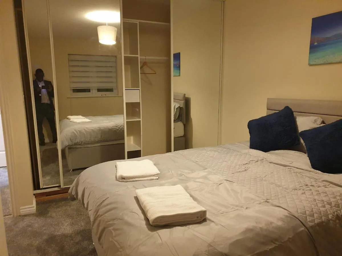 Cheerful 4 Bedroom Townhouse With Free Parking Newcastle upon Tyne