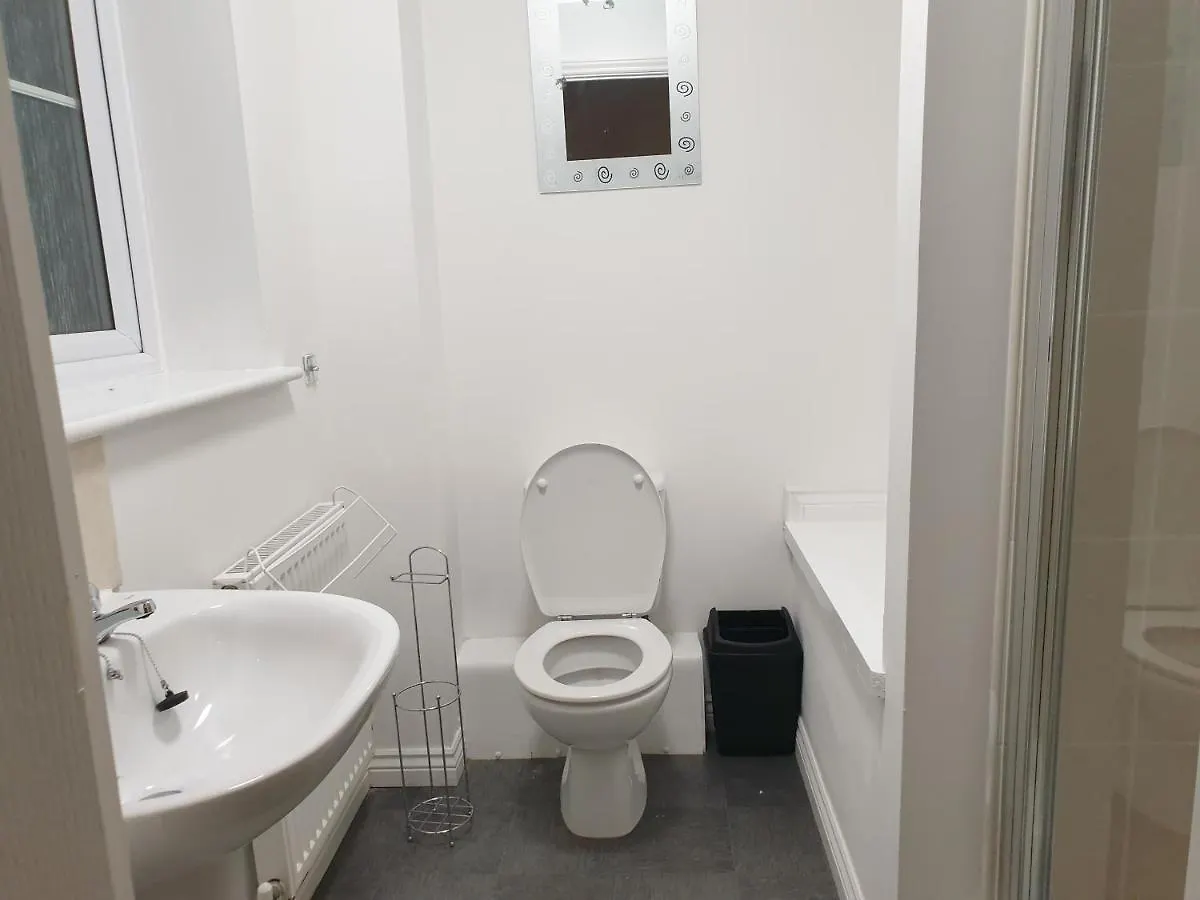 Cheerful 4 Bedroom Townhouse With Free Parking Newcastle upon Tyne