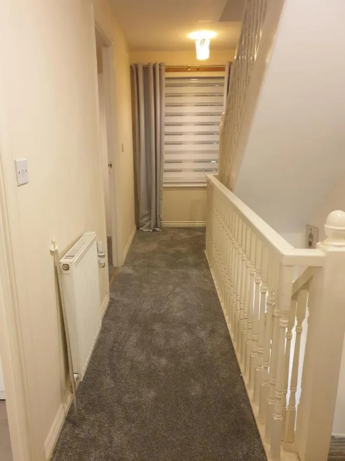 Cheerful 4 Bedroom Townhouse With Free Parking Newcastle upon Tyne Apartment