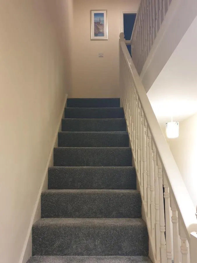 Cheerful 4 Bedroom Townhouse With Free Parking Newcastle upon Tyne