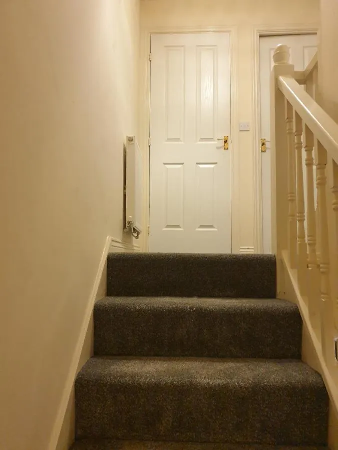 Cheerful 4 Bedroom Townhouse With Free Parking Newcastle upon Tyne Apartment