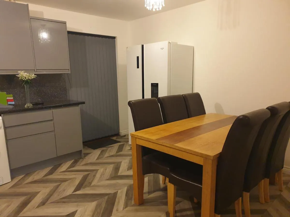 Cheerful 4 Bedroom Townhouse With Free Parking Newcastle upon Tyne 0*,