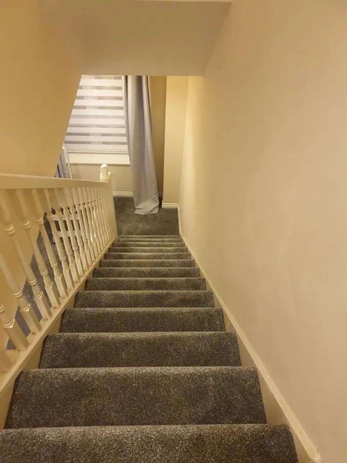 Cheerful 4 Bedroom Townhouse With Free Parking Newcastle upon Tyne Apartment