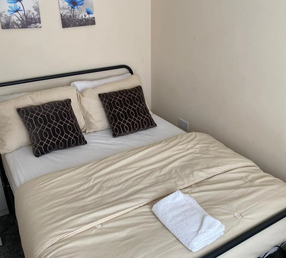 Cheerful 4 Bedroom Townhouse With Free Parking Newcastle upon Tyne Apartment