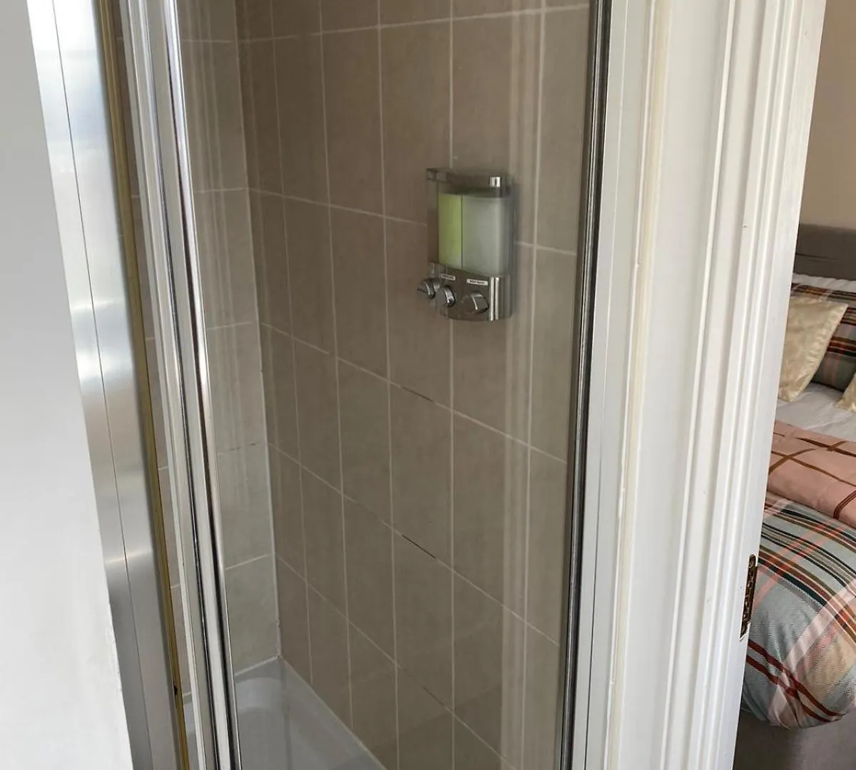 Cheerful 4 Bedroom Townhouse With Free Parking Newcastle upon Tyne