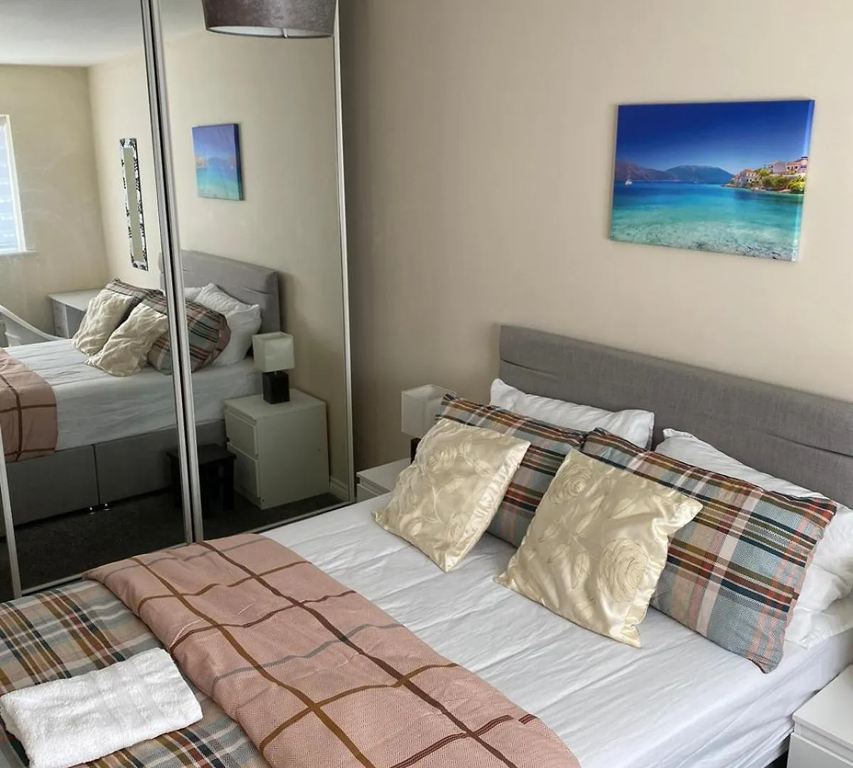 Cheerful 4 Bedroom Townhouse With Free Parking Newcastle upon Tyne